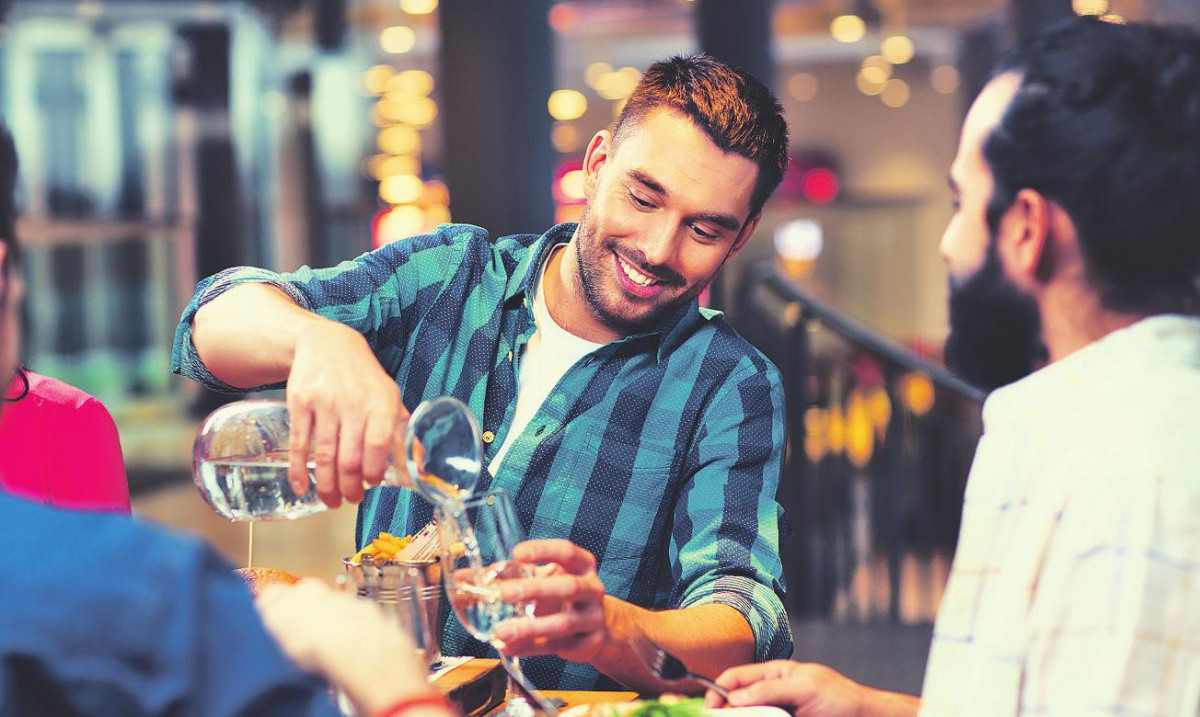 Es empfiehlt sich, während der Nahrungsaufnahme Wasser zu trinken