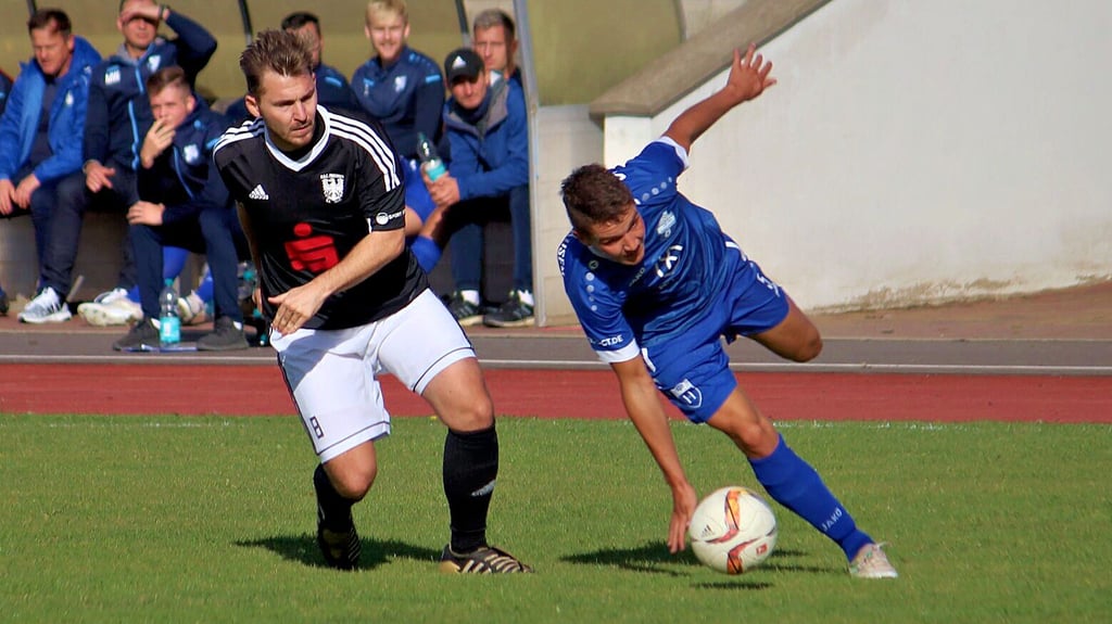 Derzeit ist der VfB Sangerhausen (blau) arg  in Schieflage geraten. 