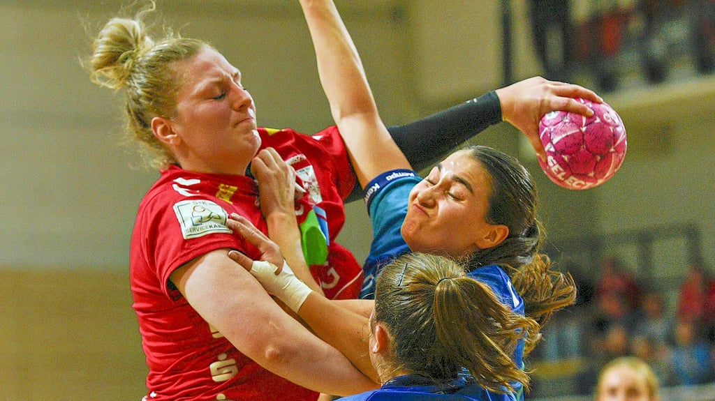 Helena Mikkelsen (l.) tat sich gegen Buxtehude schwer.