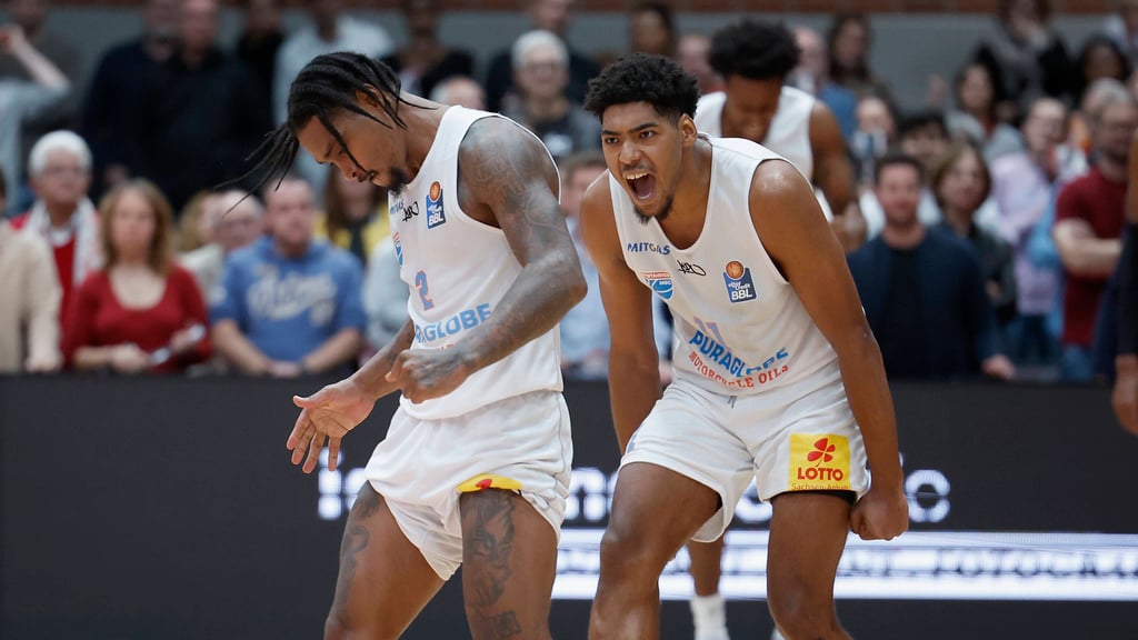 Die MBC-Profis Kosta Mushidi (r.) und der überragende Lamont Jones konnten den Spielverlauf in Würzburg wohl selbst kaum glauben.