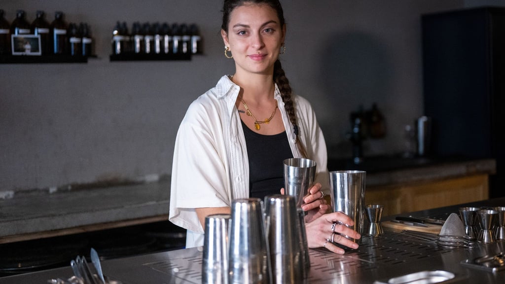 Rose-Manon Baux steht in der Neuköllner Bar „Wax On“ hinter dem Tresen.
