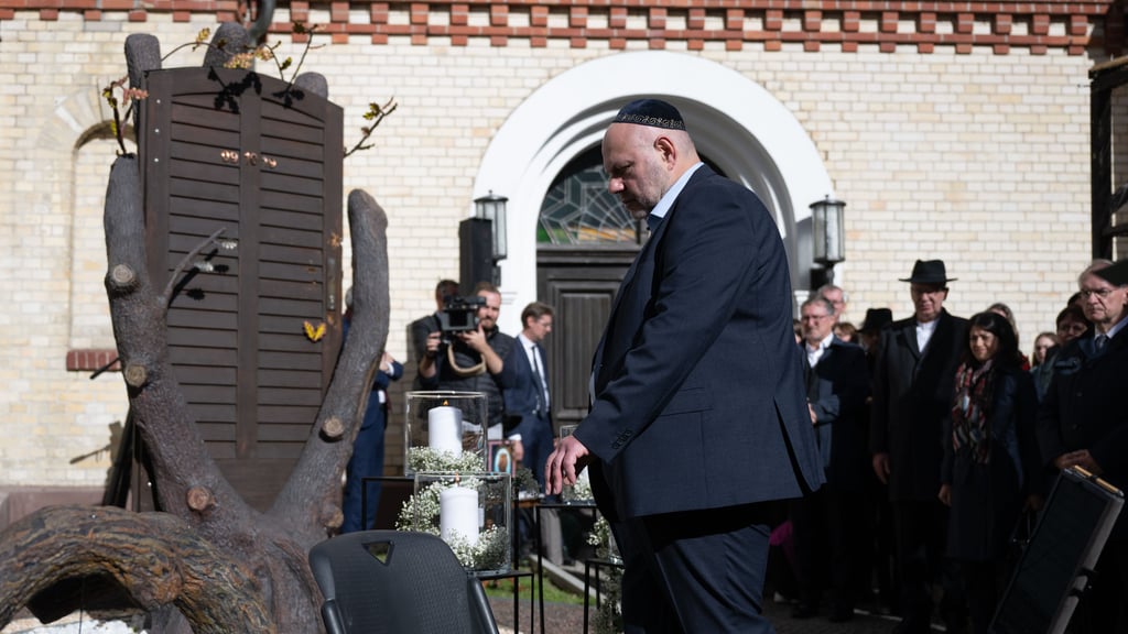 Am dritten Jahrestag des Anschlags von Halle gedachten dutzende Menschen vor der Synagoge den Opfern. Vor der zum Mahnmal umgestalteten Synagogentür, die am 9. Oktober 2019 dem Beschuss des Attentäter standhielt, zündeten Gemeindevorsitzender Max Privorozki und weitere Besucher Kerzen an.