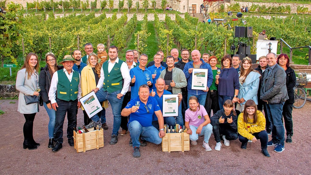 Freuen sich über Urkunde und Wein als Preis: Binas Bau (Mitte),  die Kirmesgesellschaft Roßbach (links) sowie Familie Tumat mit Freunden haben die schönsten Bilder zum diesjährigen Winzerfestumzug gestaltet. 