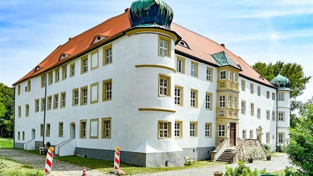 Wer kennt dieses Schloss? Es ist Schloss Frankleben im Saalekreis. Dieses wird von einem Adligen bewohnt.