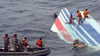 Ein Wrackteil der abgestürzten Air-France-Maschine AF 447 wird am 08.06.2009 von der brasilianischen Marine im Atlantik geborgen.