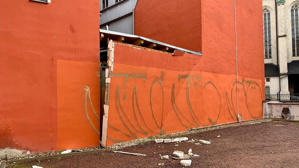 Explosion am Marktplatz in Halle: Die Rückwand der WC-Anlage des Marktschlösschens hat es nach außen gedrückt.