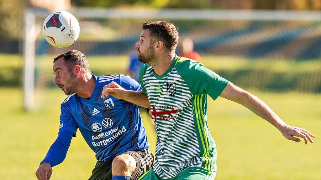 Kevin Gerber (l.), hier im Zweikampf mit dem Nessaer Fabian Hietzscholdt, brachte Landesklasse-Aufsteiger Blau-Weiß Bad Kösen früh in Front. Am Ende stand es 3:1 für die Kurstädter. 