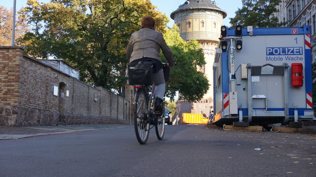 Bis heute steht eine mobile Polizeiwache vor der Synagoge in Halle.