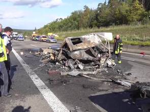 Unfall auf der A8: Ersthelfer rettet Fahrer aus brennendem Wagen