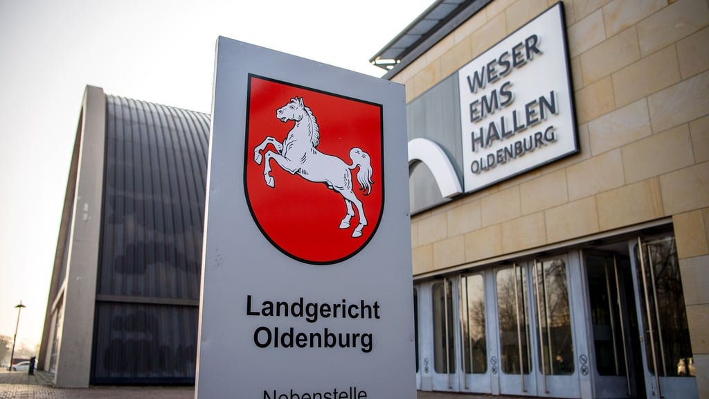 In den Weser-Ems-Hallen in Oldenburg findet aus Platzgründen der Prozess gegen frühere Vorgesetzte des ehemaligen Krankenpflegers Högel statt.