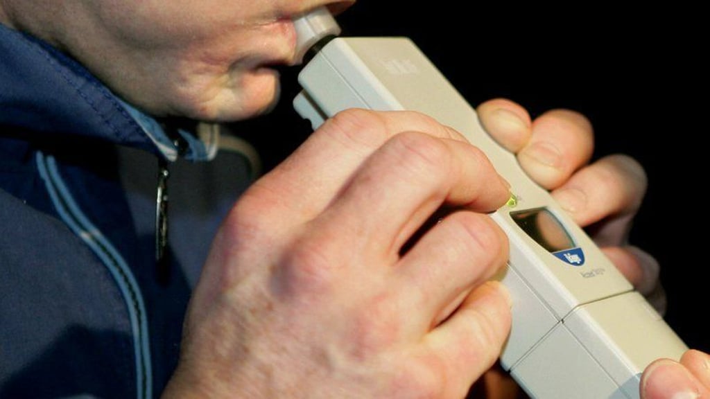 Um eine Anzeige aufzugeben, fuhr ein Mann zu einem Polizeirevier. Er war dabei allerdings betrunken.