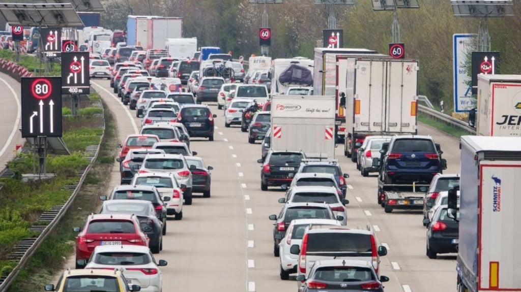 Nach einem Unfall mit mehreren Beteiligten gab es am Autobahnkreuz Bernburg in Sachsen-Anhalt in Richtung Braunschweig auf der A36/A14 eine Vollsperrung der Richtungsfahrbahn und Stau. Die Vollsperrung ist mittlerweile wieder aufgehoben. Symbolbild: