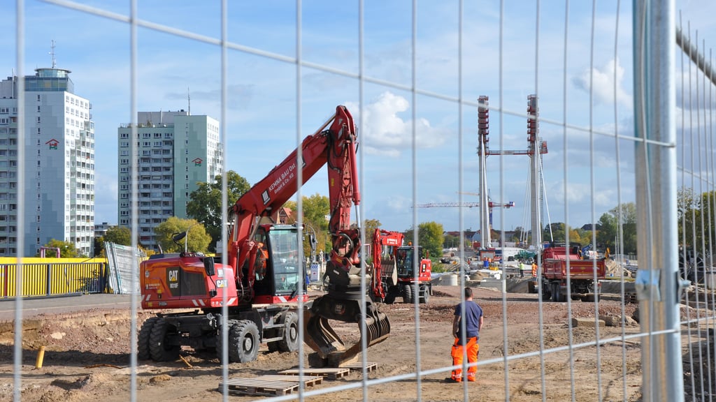 Gleicht aktuell einer Monlandschaft: Der künftige Übergang von der alten Magdeburger Strombrücke zur neuen Brückenverlängerung am Pylon. 
