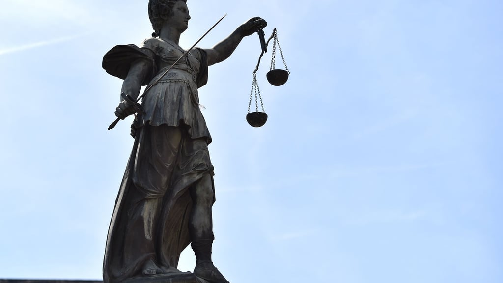 Auch wenn man sich den Erlös vom Verkauf einer Immobilie für den Kindesunterhalts schön rechnet, kann einem Justitia einen Strich durch die Rechnung machen.