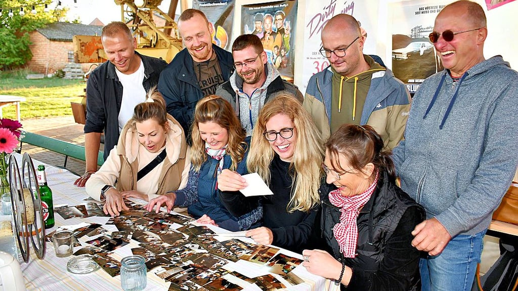 Beim Betrachten alter Fotos kam viel Freude auf. Die Frauen und Männer, die die ersten Jahre im Filmpalast live miterlebt haben, können einiges erzählen. 