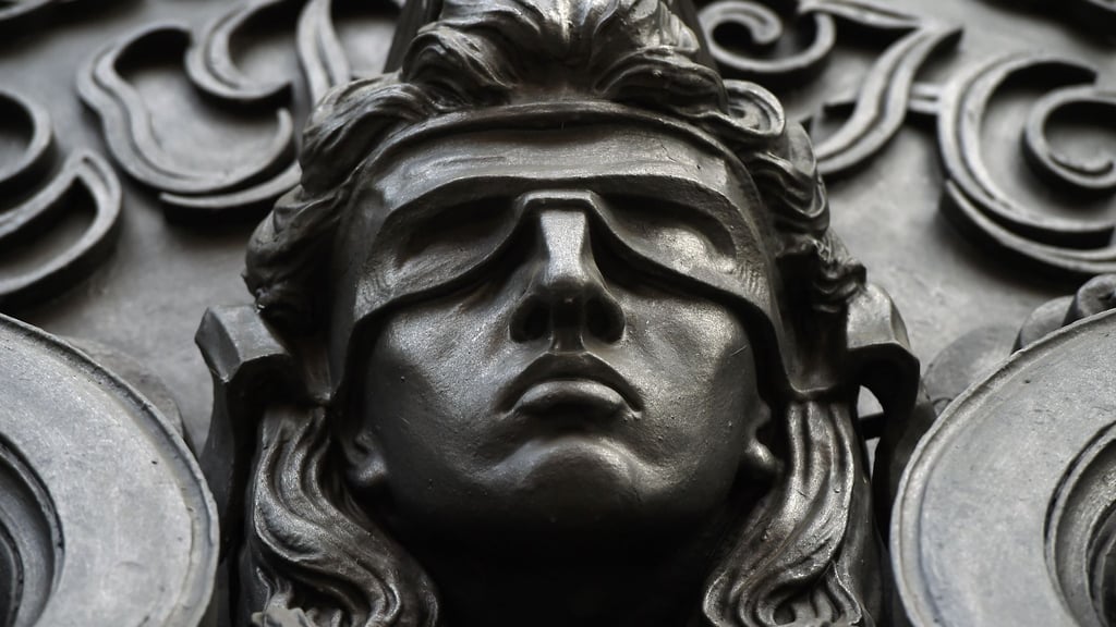 Eine Figur der blinden Justitia.