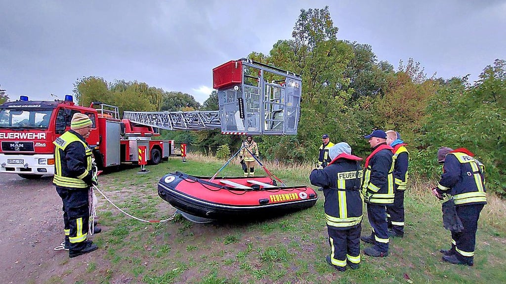 Steile Böschungen machen es oft erforderlich, dass das Boot mittels Drehleiter in das Gewässer gesetzt werden muss. 