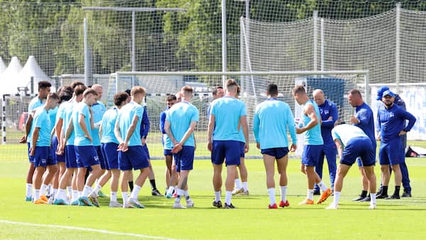Hertha-Cheftrainer Pal Dardai versammelt seine Spieler zum Trainingsauftakt