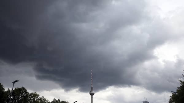 Dunkle Regen- und Gewitterwolken über dem Alexanderplatz und dem Fernsehturm am Dienstag, 27. Juni