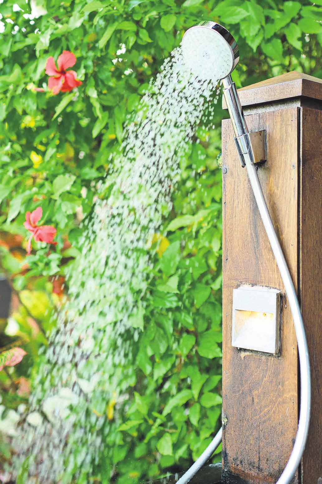 Eine Gartendusche bringt Erfrischung an besonders heißen Sommertagen-2