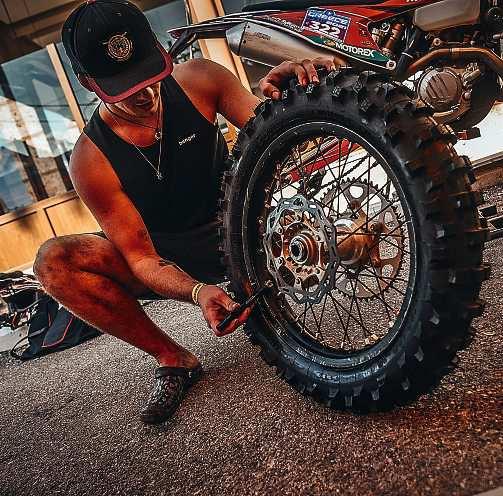 Zillertaler Motorradfahrer Tobi Ebster: Profi-Rallye-Crosser, Pizza-Austräger und ein Traum - Rallye Dakar gewinnen-6