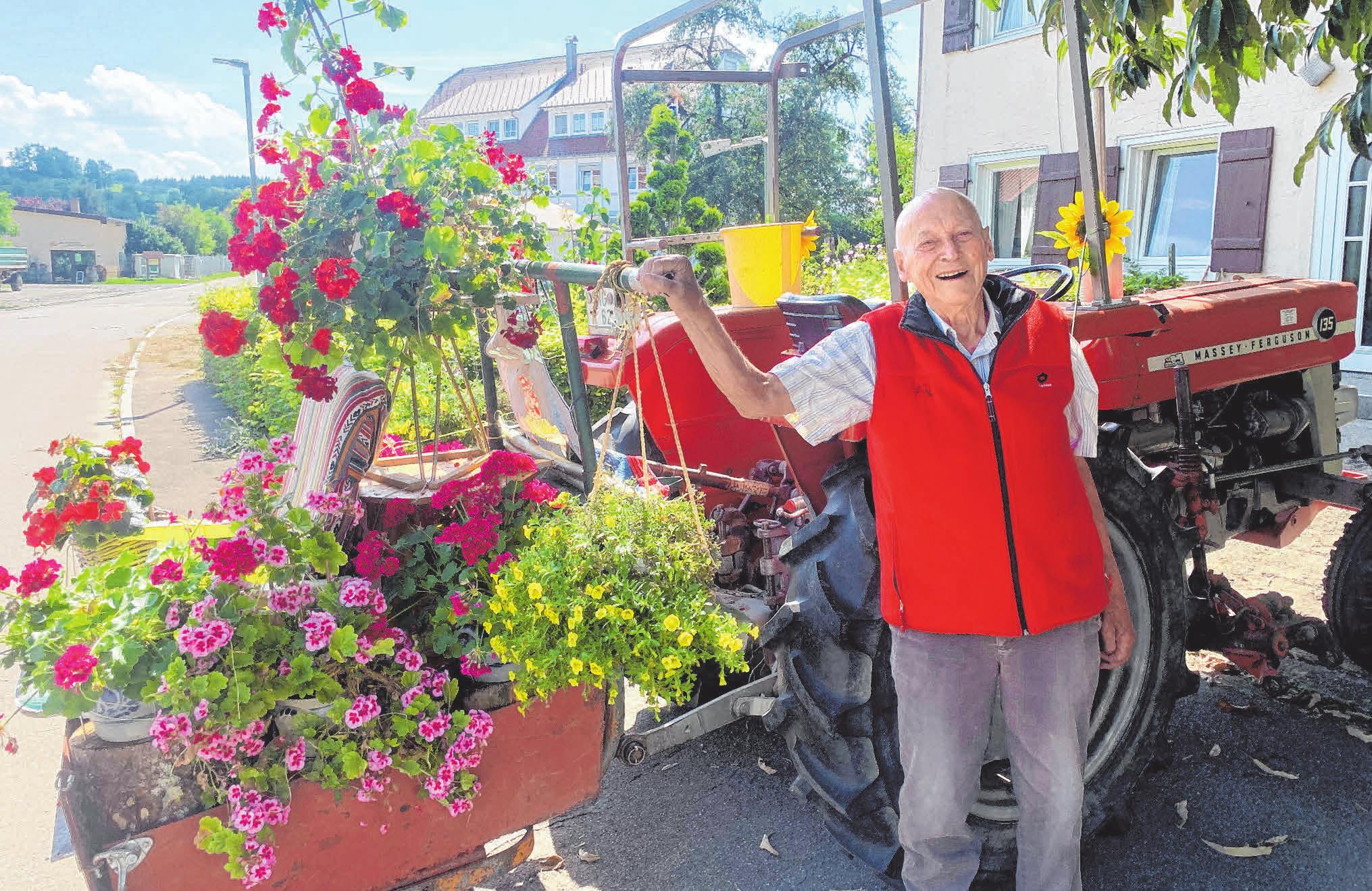 Oldie-Traktoren bei der Rathaushockete in Rulfingen: Gastgeschenk statt Anmeldegebühr, so Ralf Lorenz von der Musikkapelle
