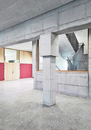 Das neue Schulhaus Risiacher in Buchs mit Theaterplatz und Fussballplatz-3