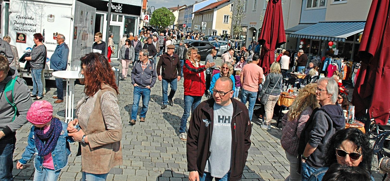 Offene Geschäfte und die neuesten Autos-2