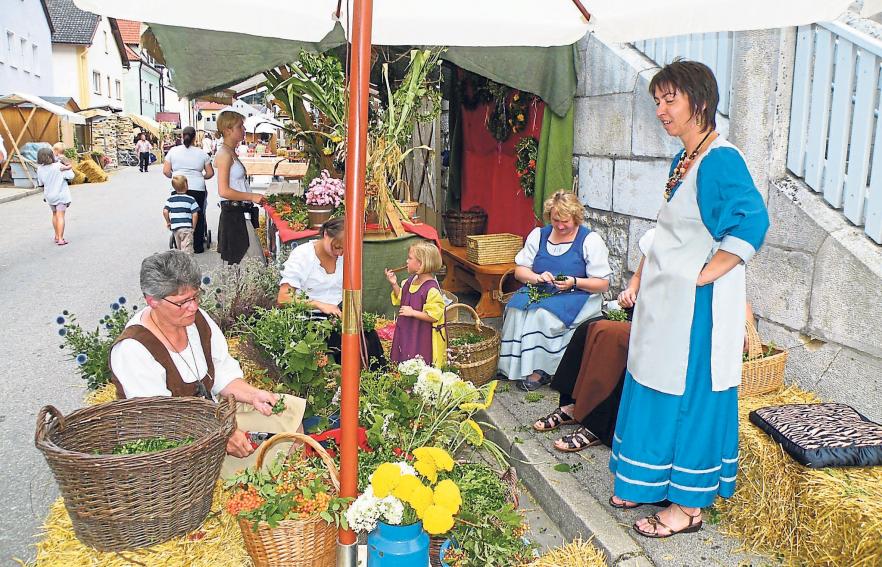 Markt Mörnsheim feiert 1100-Jahr-Feier mit historischem Markt und Posse vom „Stieglitz des Herrn Hadubrand“-2