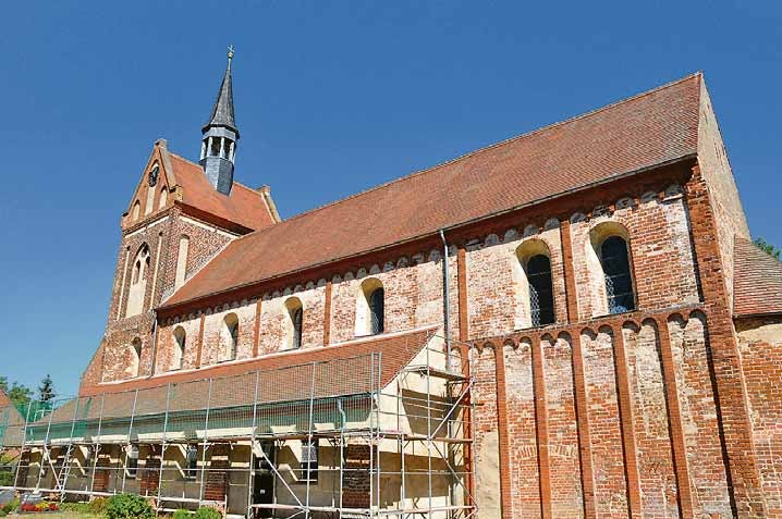 Beuster im Norden der Altmark zieht mit Ostalgie im Blaulichtmuseum und der ältesten Backsteinkirche an-4