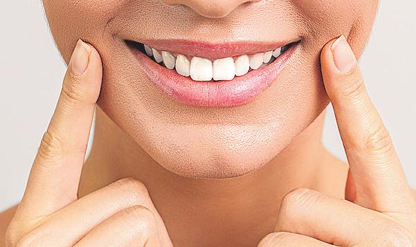 Weiße Zähne gelten als attraktiv, doch es gibt viele Ursachen für Verfärbungen – auch Krankheiten können ein Grund dafür sein-2