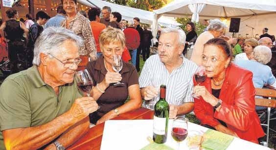 Viele Besucher kommen zum Winzerfestival, um köstlichen Wein und das herrliche Ambiente am See zu genießen. FOTO: S.DONNER