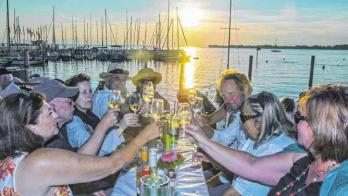 Winzer aus Wasserburg, Nonnenhorn und Lindau präsentieren ihre Weine beim Nonnenhorner Winzerfest am Hafen. FOTO: CHRISTIAN FLEMMING