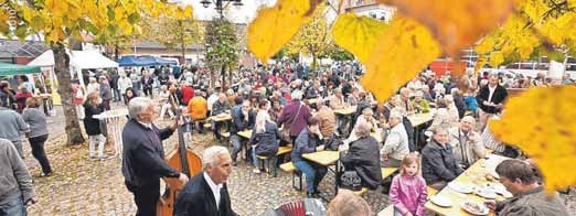 Der Abendmarkt findet von Mai bis Oktober einmal im Monat am Lindenplatz in Wasserburg statt. FOTO: ANDREA BADRUTT