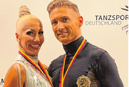 Nach WM-Bronze gab es für Tina Zettelmeier und Benjamin Eiermann bei den Deutschen Meisterschaften erneut den Siegerpokal. BILD: ZETTELMEIER