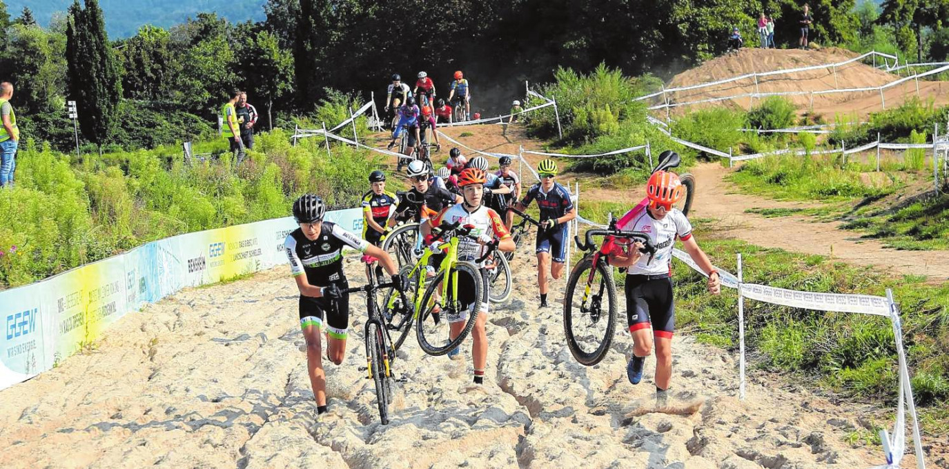 Anspruchsvolle Radcross-Passagen gibt es im Bikepark Bensheim; hier das U15-Rennen mit SSG-Talent Bachmann (li.). BILD: PFL