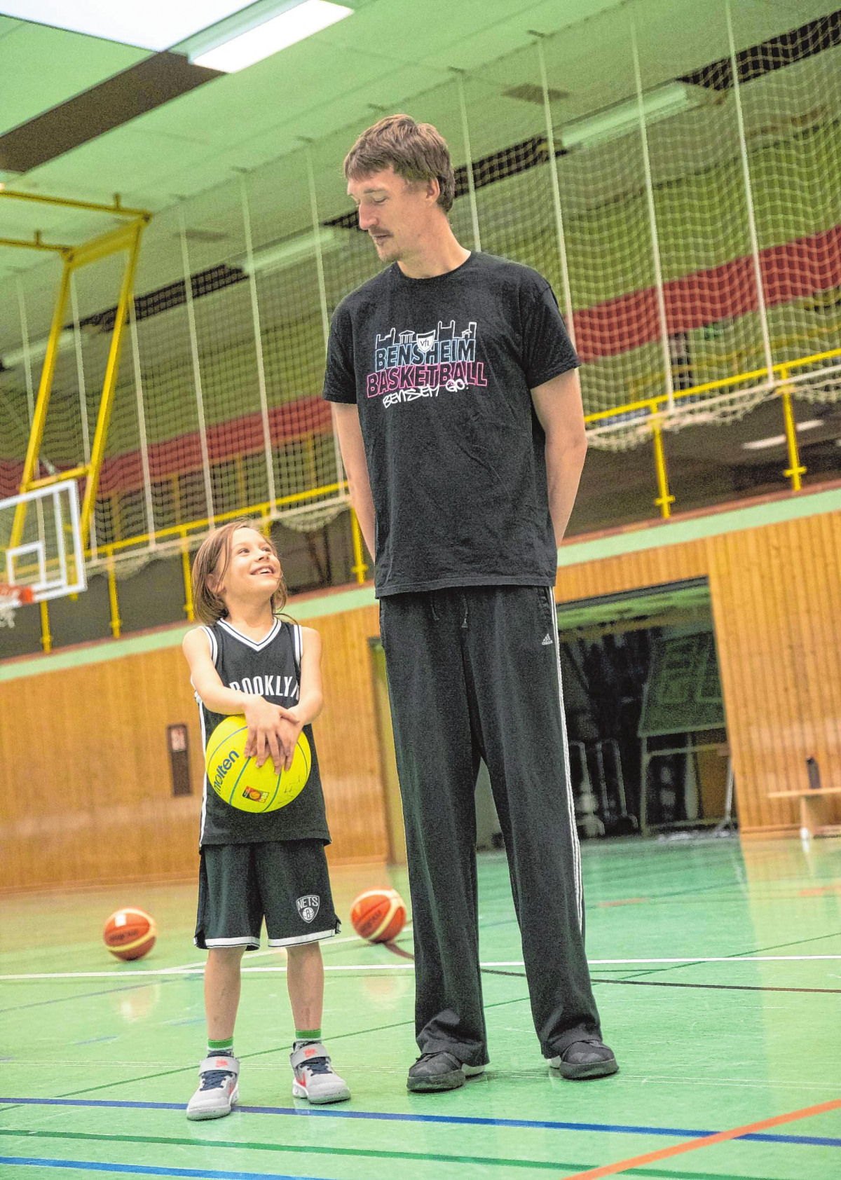 Gewaltiger Größenunterschied: VfL-Spieler Tilmann Isensee (206 cm) und der sieben Jahre alte Nachwuchsspieler Carlo Hegenbarth (129 cm). | Bild: Thomas Neu
