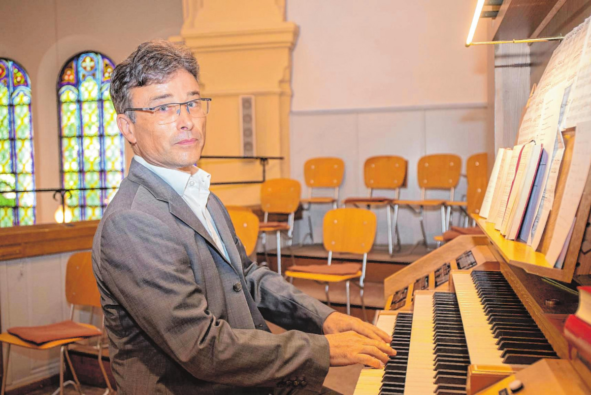 Christian Mause spielt seit Juli als Propsteikantor nicht nur die Orgel in der Bensheimer Michaelskirche. Bild: Thorsten Gutschalk