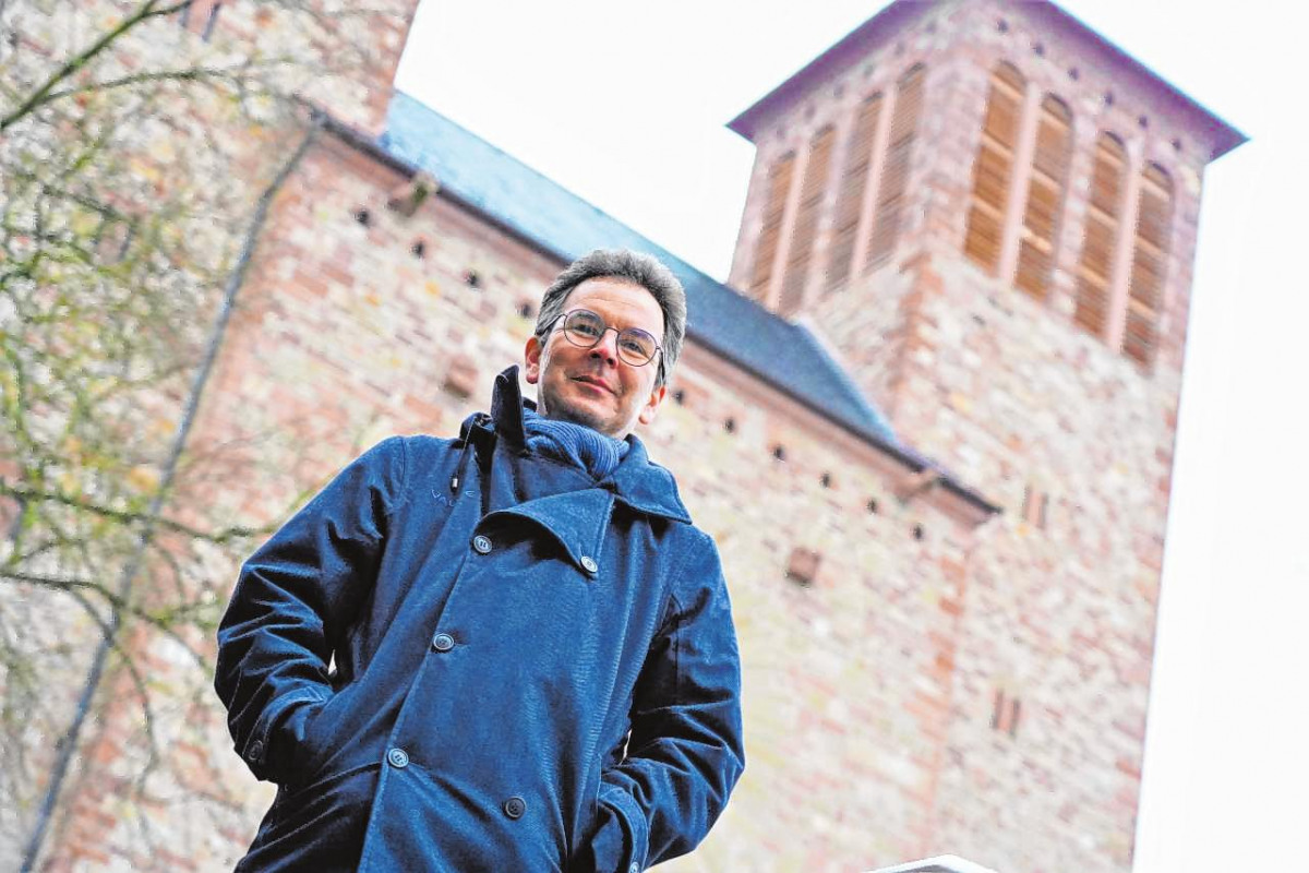 Pfarrer Christian Stamm vor „seiner“ Kirche, der Stadtkirche Sankt Georg. | Bild: Thomas Zelinger