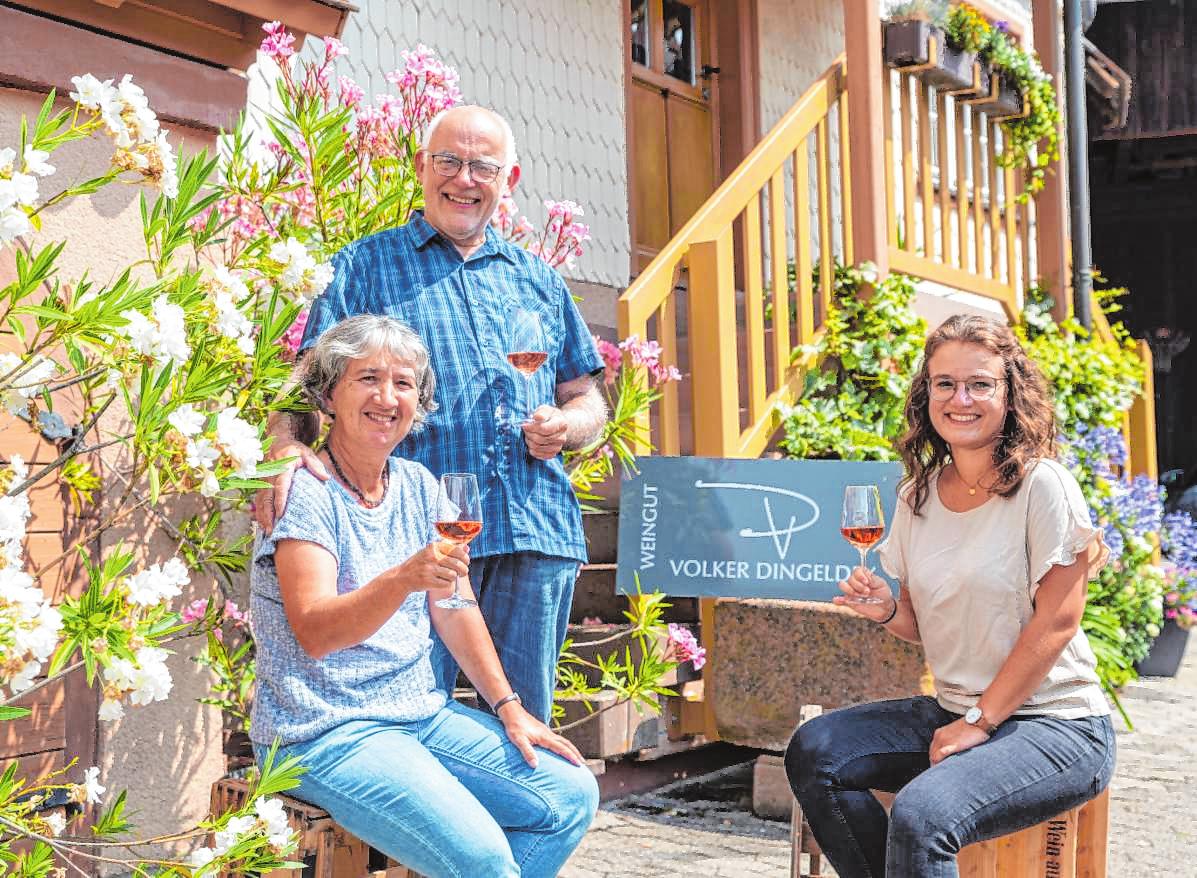 Bärbel und Volker Dingeldey setzen im Weingut in Gronau auf ausgezeichnete Qualität, Tochter Eva (r.) hat ihr Weinbau-Studium erfolgreich abgeschlossen. BILD: THOMAS NEU