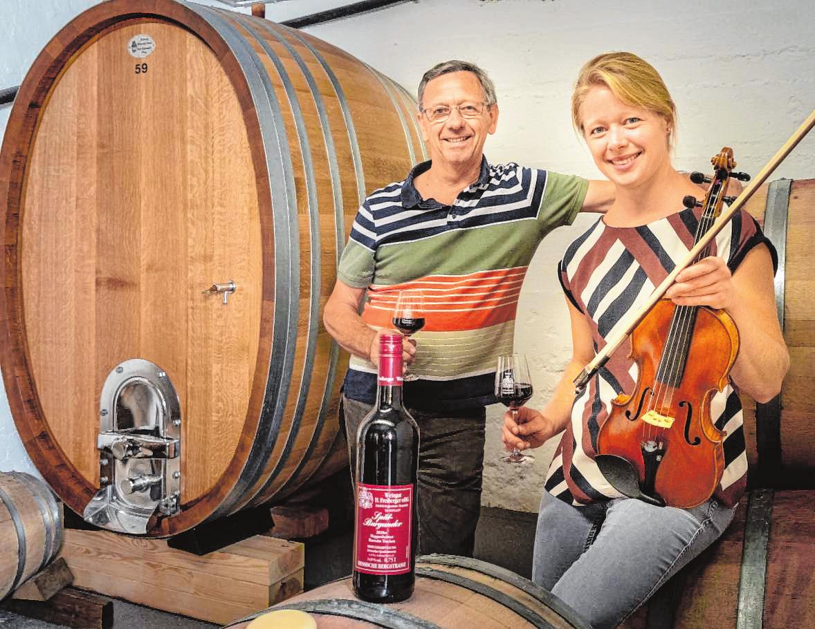 Das Weingut Freiberger bietet musikalische Weinproben als „Wein-Duett“ an, die auf Begeisterung bei den Gästen stießen – Heinz Freiberger und Tochter Charlotte freut’s. BILDER: THOMAS NEU