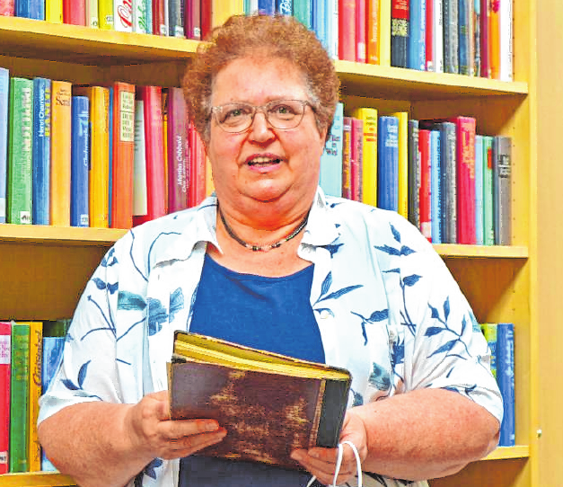 Christina Metzger betreut die Bücherei im Lautertaler Rathaus. BILD: JHS