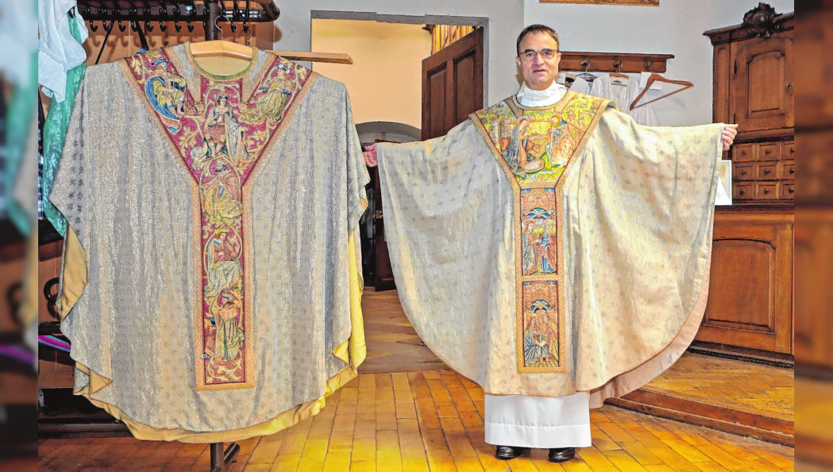 Kostbarkeit für Heiligabend: Katholischer Dekan mit 500-jährigem Messgewand in der Mannheimer Jesuitenkirche 