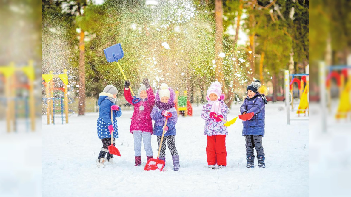 Schnee liegt zwar leider noch keiner, aber trotzdem solltet ihr, liebe Kinder, beim Spielen drinnen und draußen darauf achten, dass alle gleich viel Spaß haben. BILD: STOCK.ADOBE.COM/FOTOSAGA
