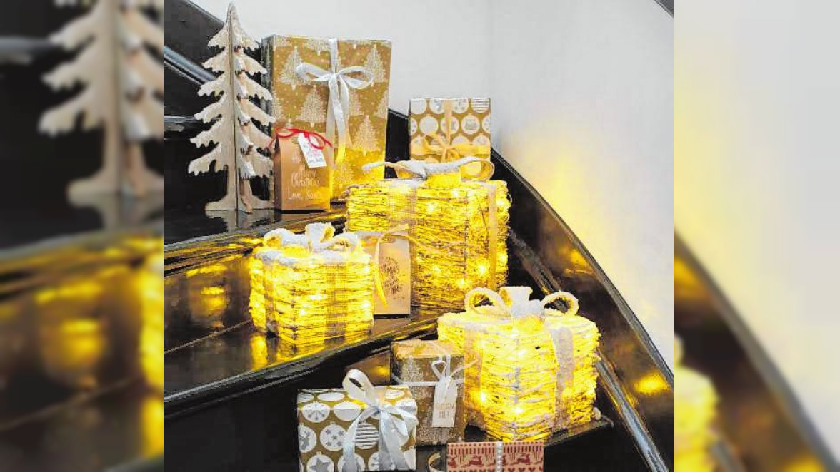 Die leuchtenden Geschenkboxen mit Akku machen sich sehr gut unter dem Weihnachtsbaum. BILD: DJD/LAMPENWELT.DE/JAN LIEFTINK