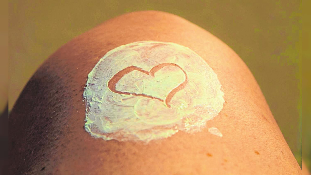 Schöne Haut will gepflegt und geschützt werden. Sonnencreme ist daher im Sommer ein Muss. BILD: PIXABAY.COM/CHEZBEATE
