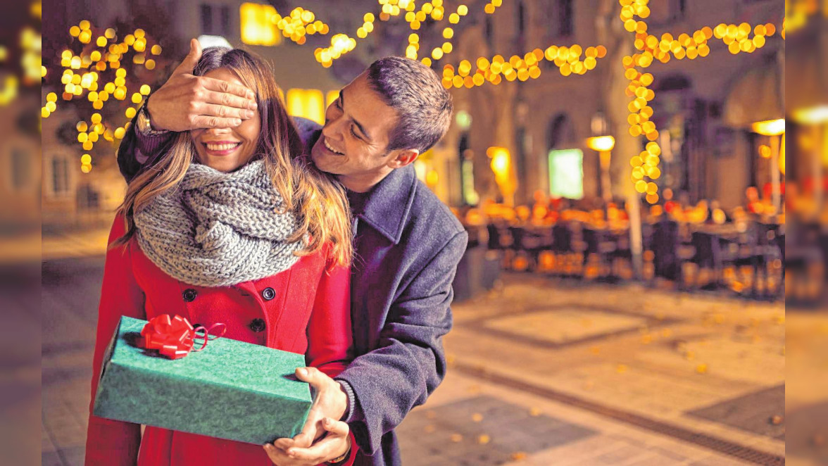 Zu Weihnachten kann man seinen Herzensmenschen mit einem in der Geschenkbox versteckten Gutschein für einen Romantikurlaub zu zweit überraschen. BILD:DJD/WWW.URLAUBSBOX.COM/GETTY IMAGES/TOM MERTON