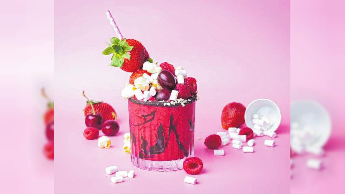 Im Pink-Berry-Freakshake stecken leckere Erdbeeren, Himbeeren und Kirschen. Bild: BVEO