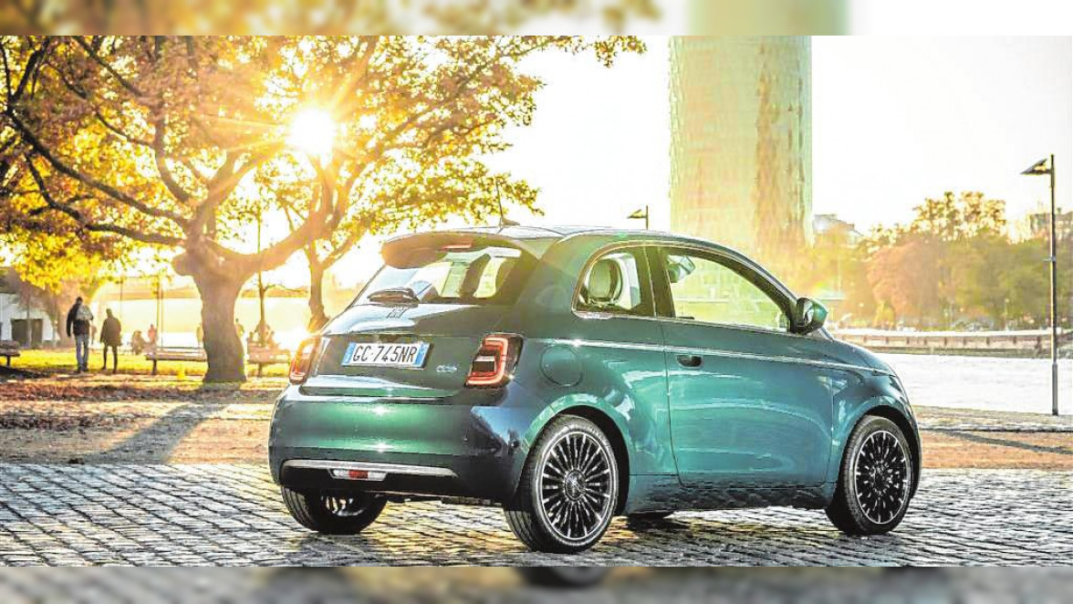 Der Fiat 500 Elektro steht mit zwei Batterie-Varianten zur Verfügung, die Reichweiten von bis 320 Kilometern ermöglichen. BILD: FIAT