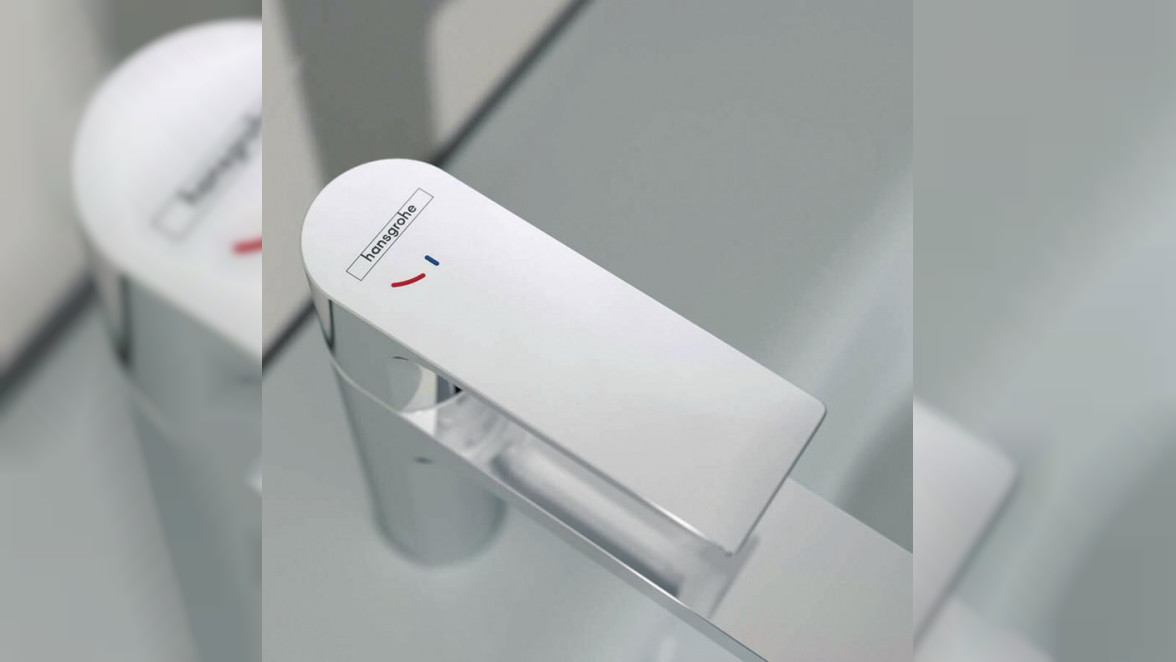 Doppelter Nutzen: Auch neue Armaturen verschönern das Badezimmer – und sparen Energie. Bild: hansgrohe